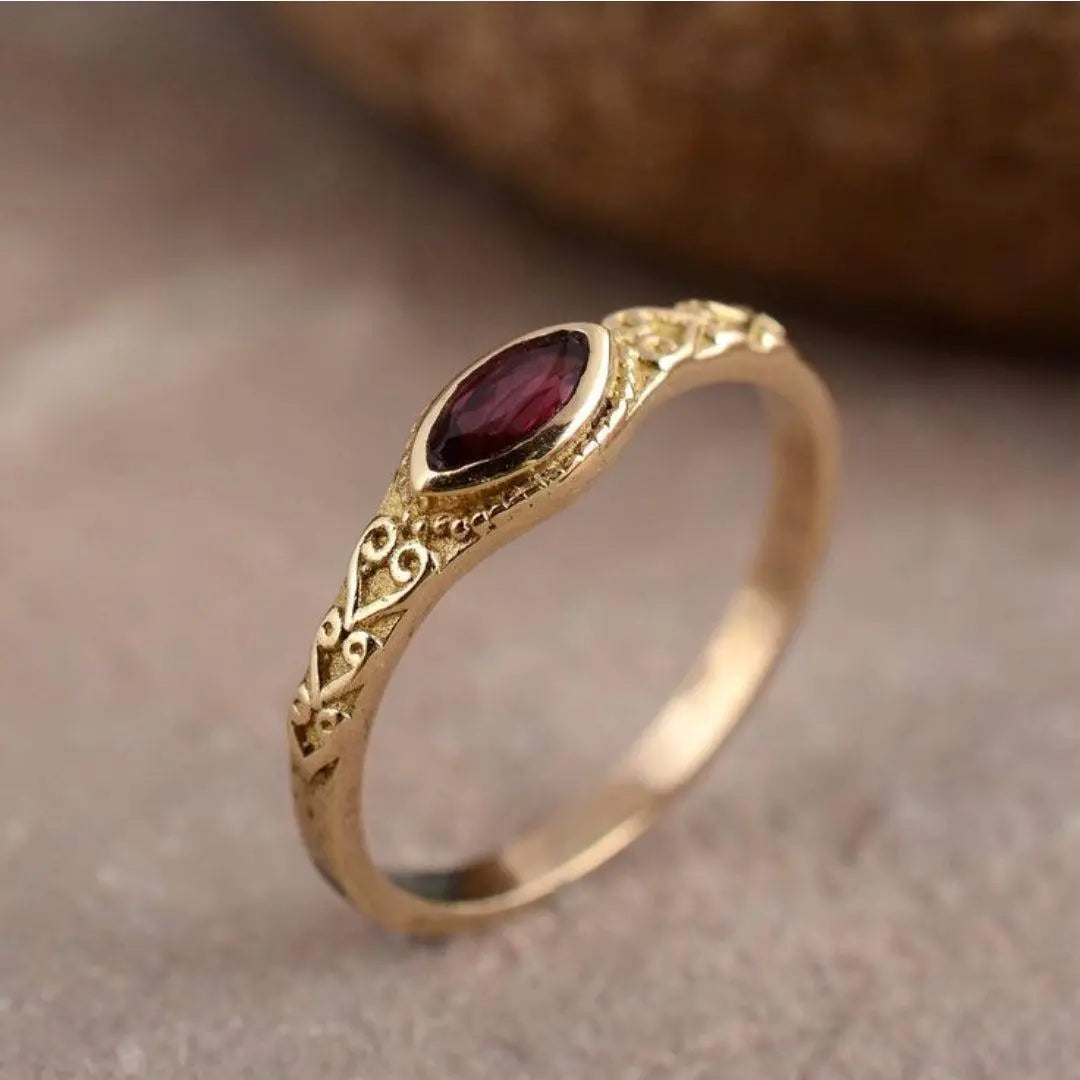 Anillo dorado vintage con cristal rojo