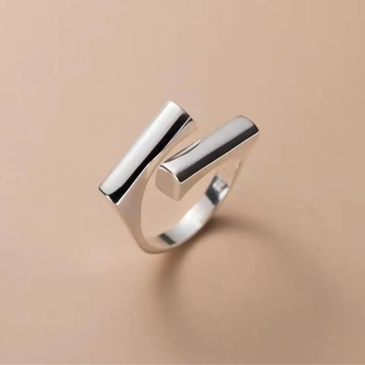 Anillo geométrico sencillo con trenzas suaves