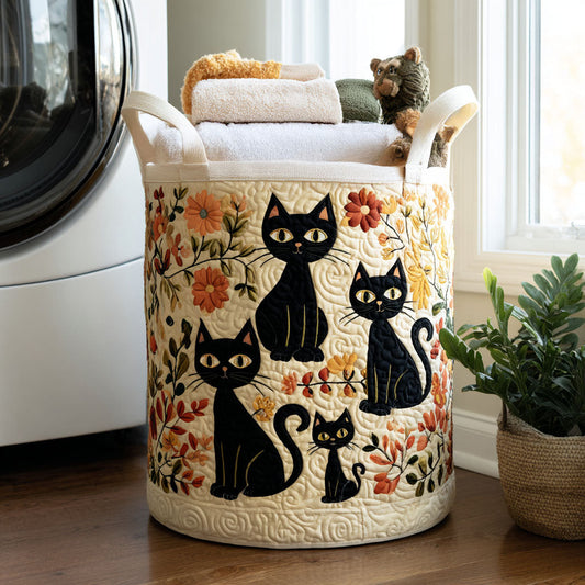 Panier rembourré avec des chats parmi les fleurs