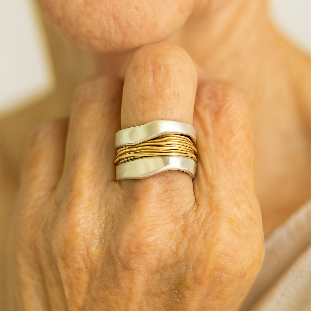 Anillo de plata con hilos dorados