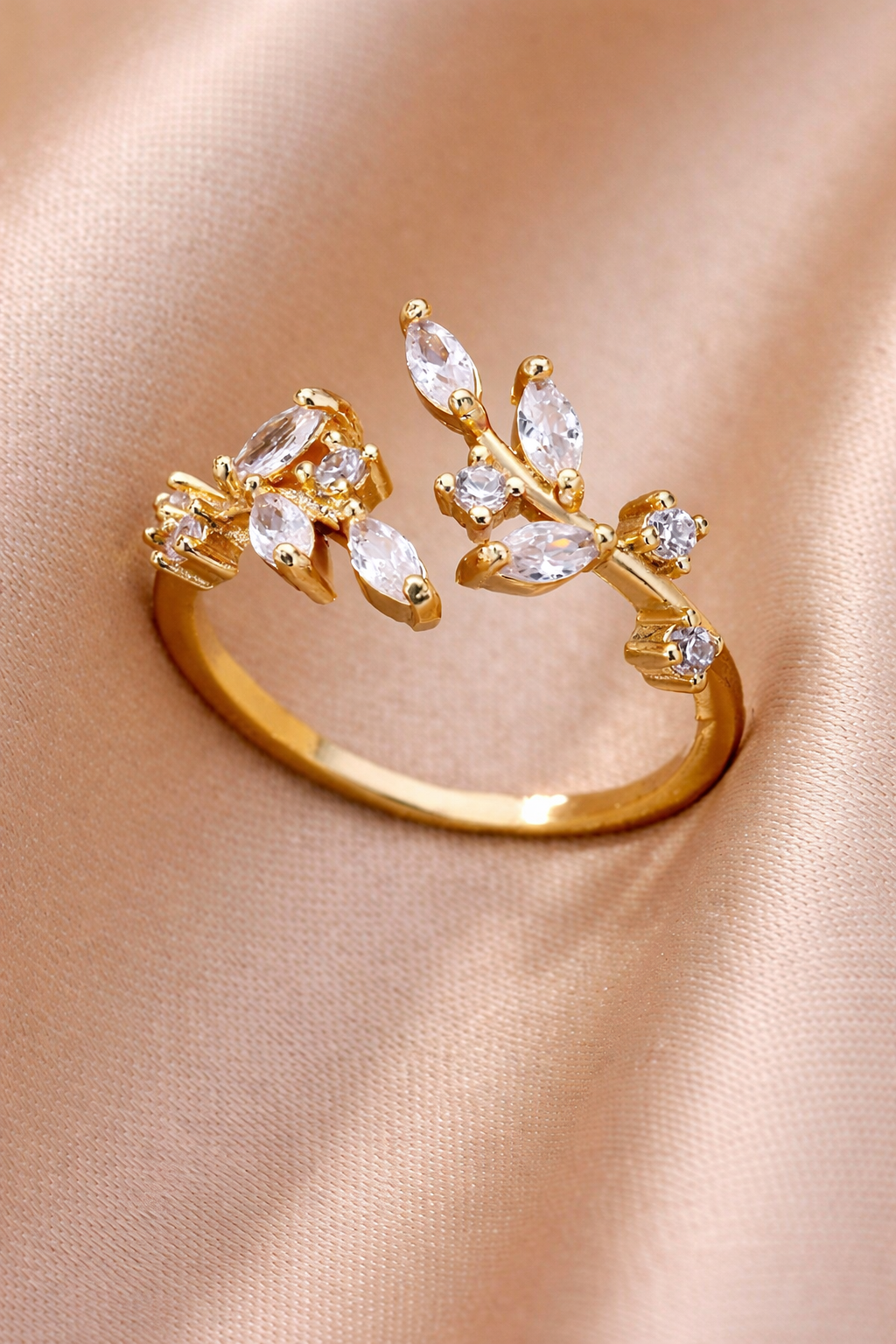 Olivia – anillo de hoja dorada con un brillo elegante
