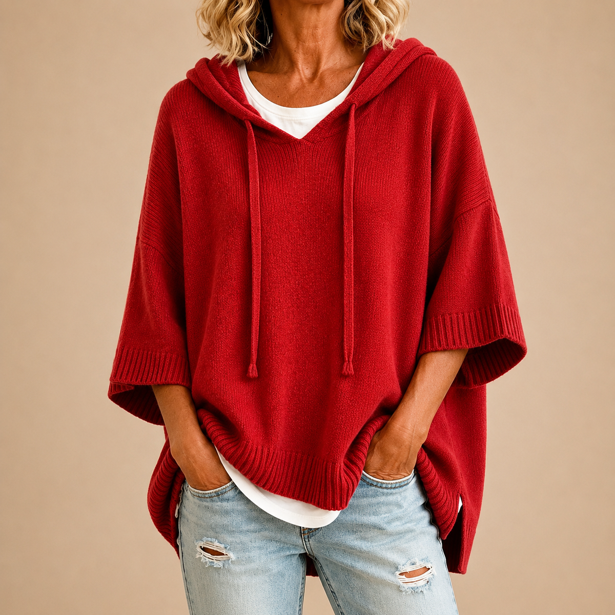 Poncho en maille à capuche rouge
