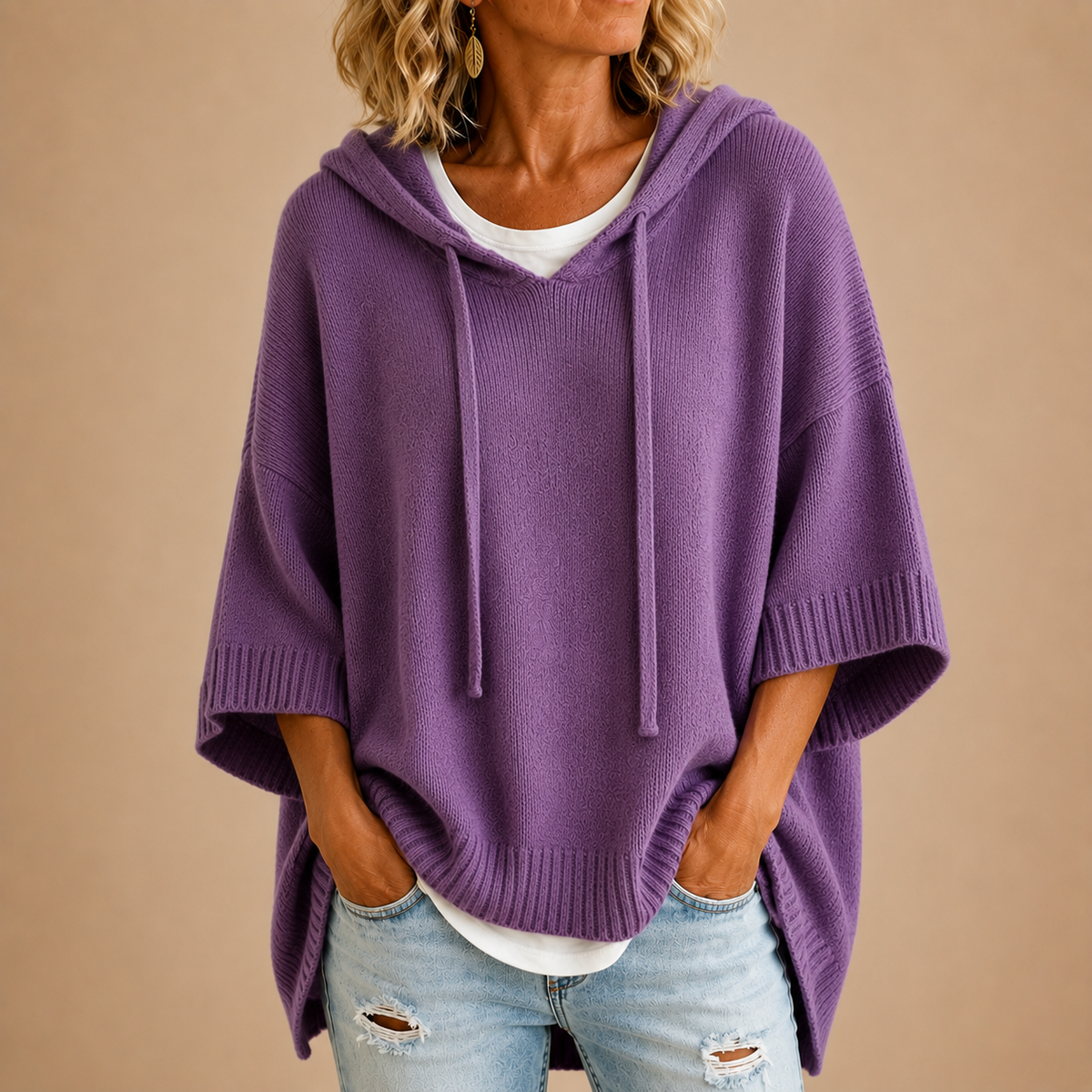 Poncho tricoté à capuche violet