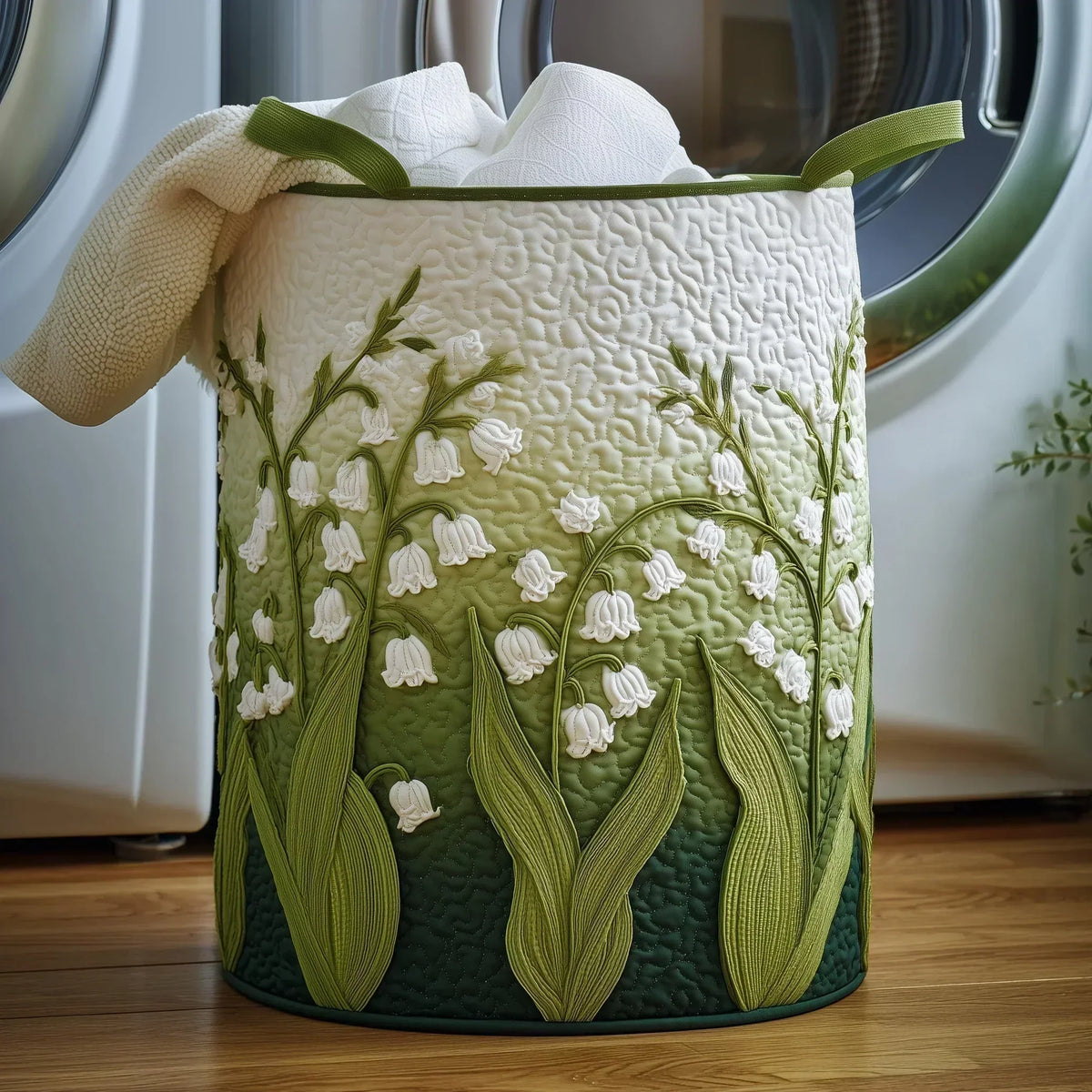 Panier matelassé avec des brins de muguet