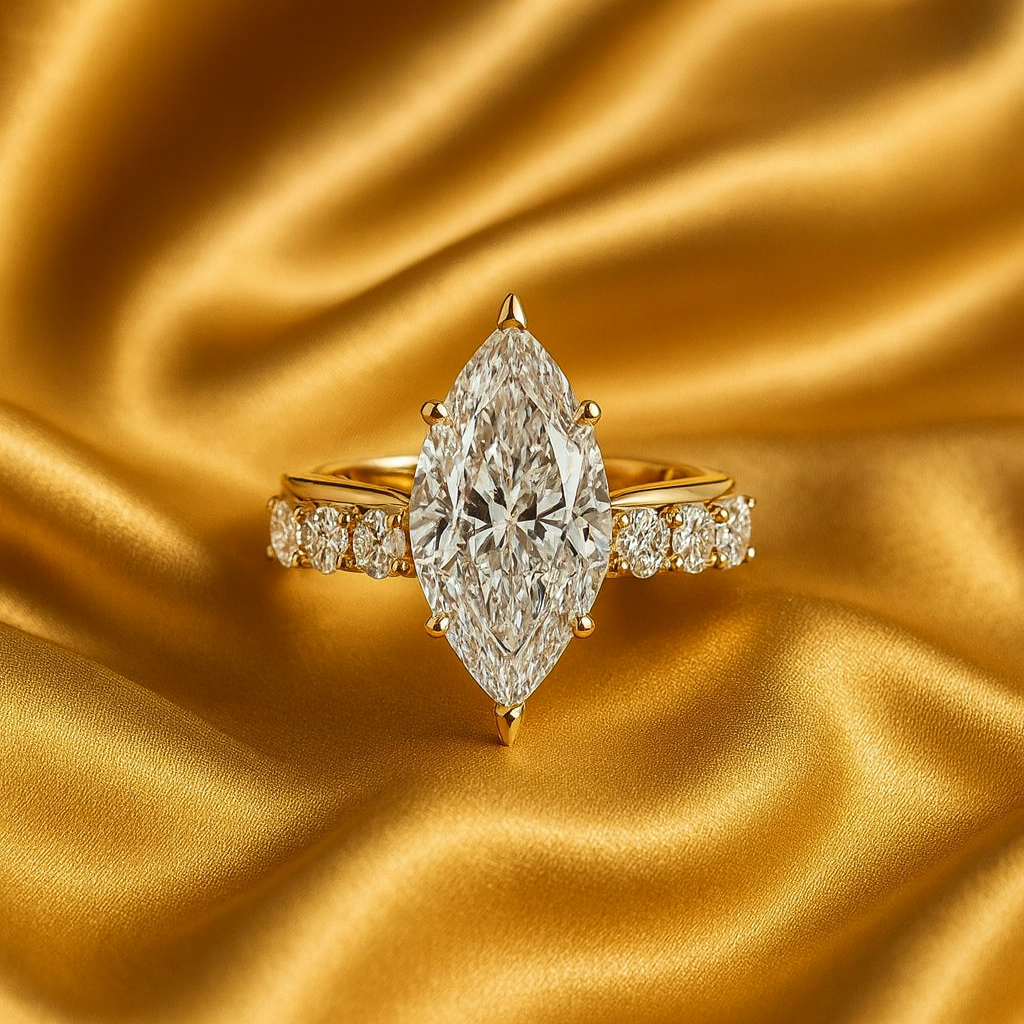 Anillo de oro con diamante talla marquise