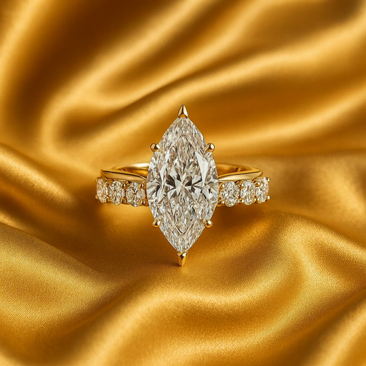 Anillo de oro con diamante talla marquise