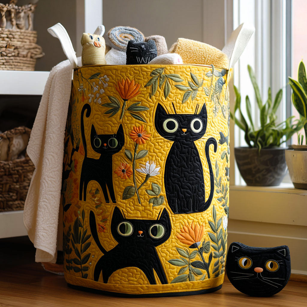 Panier matelassé avec des chats noirs