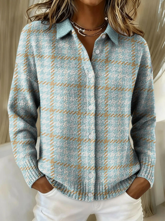 Capucine | Pull en tricot à carreaux bleu ciel boutonné
