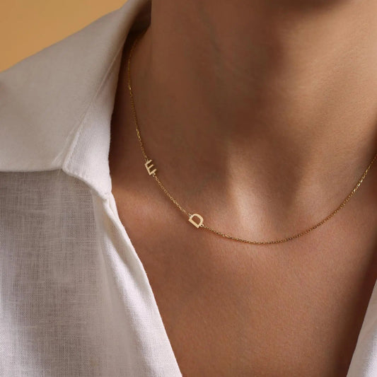 Collar personalizado con iniciales laterales