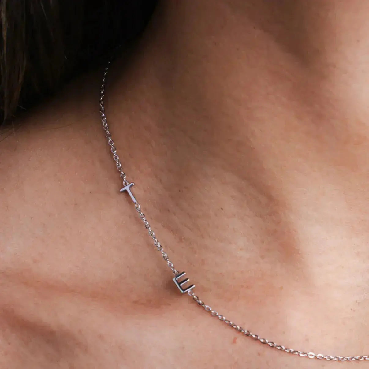 Collar personalizado con iniciales laterales