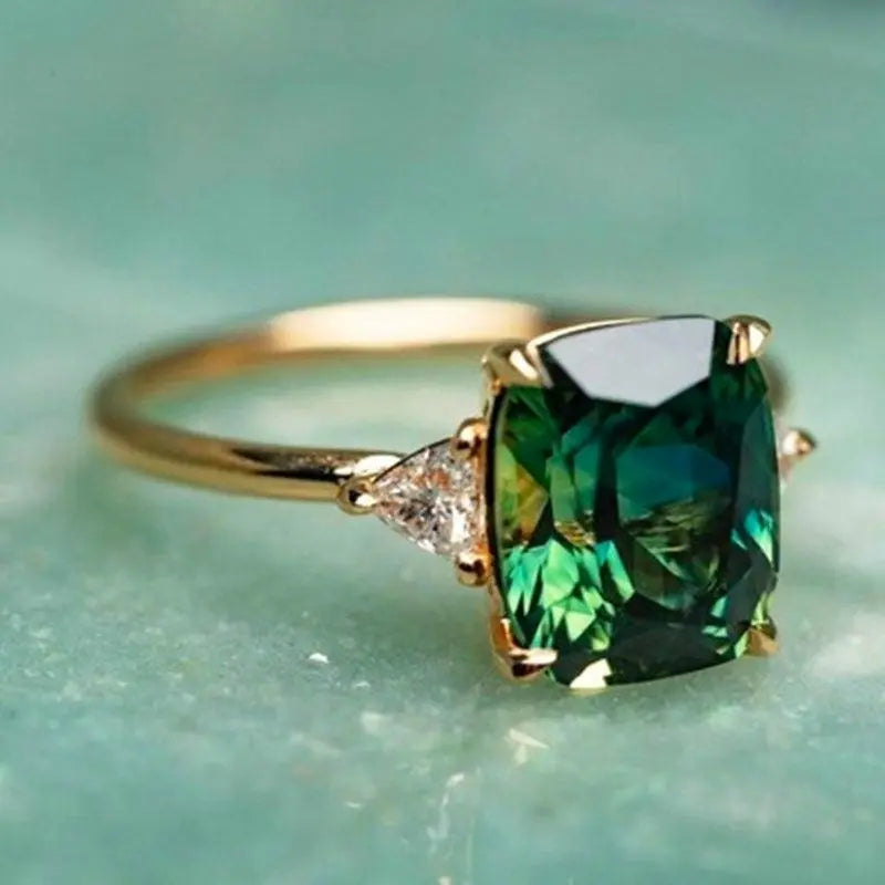 Anillo elegante de esmeralda cuadrada