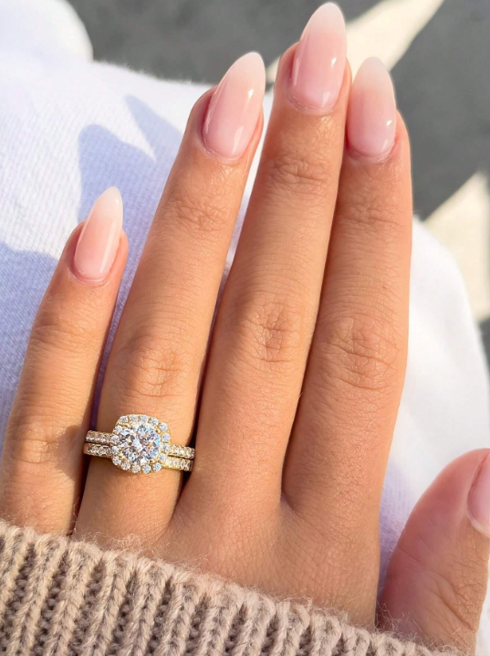 Rosemary – Anillo clásico de oro con un brillo atemporal de zirconia cúbica