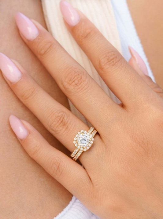 Rosemary – Anillo clásico de oro con un brillo atemporal de zirconia cúbica