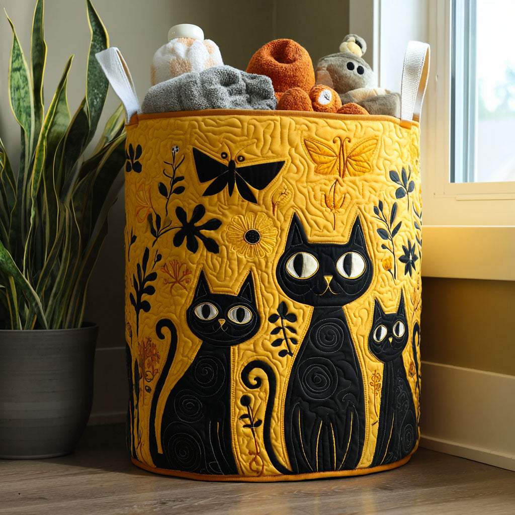 Panier matelassé avec des chats noirs