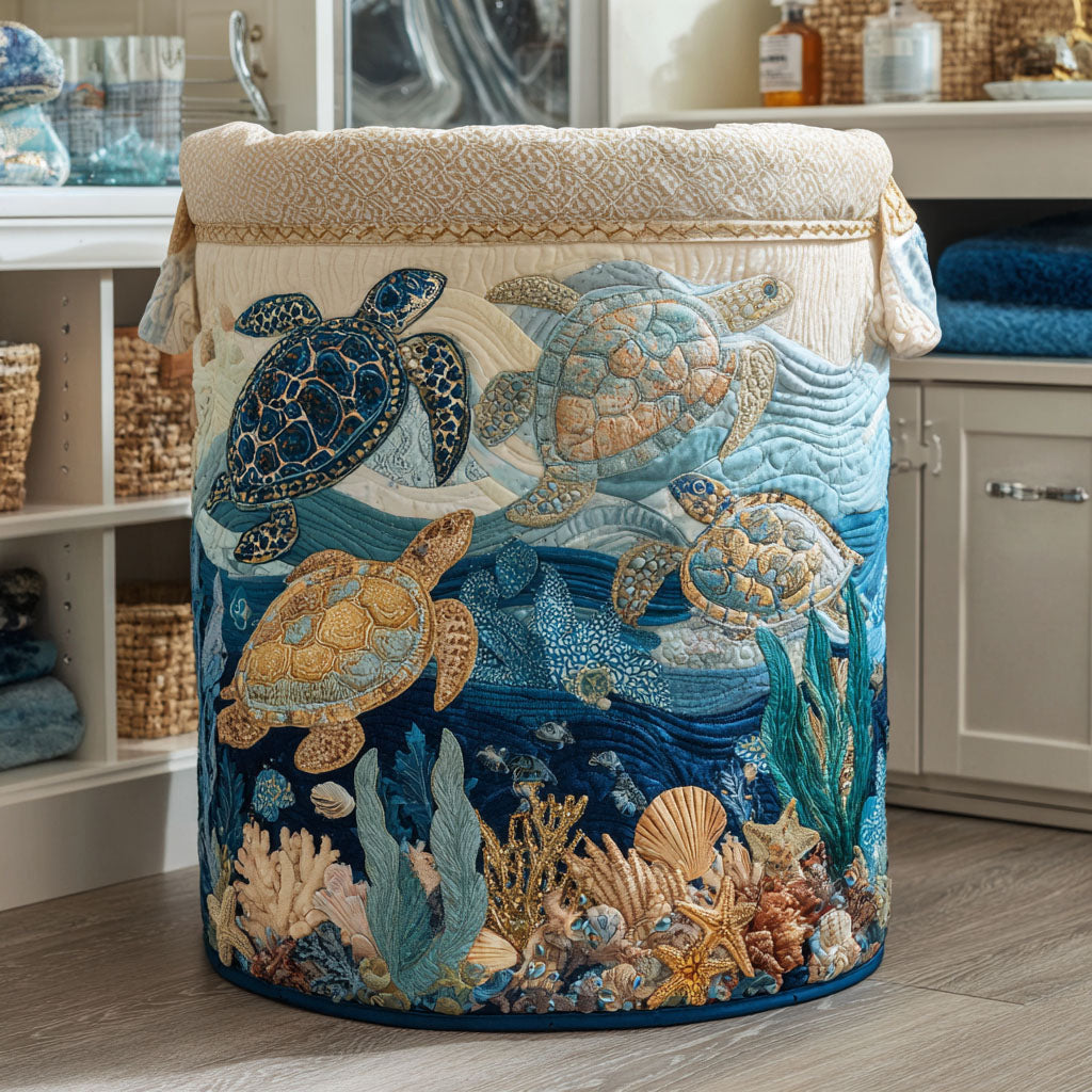 Panier rembourré avec des tortues marines et des coquillages