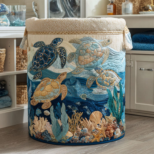 Panier rembourré avec des tortues marines et des coquillages