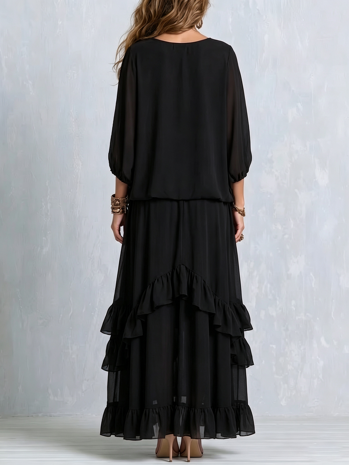 ELVIRE | Ensemble composé d'un top noir en mousseline avec décolleté en V et franges, associé à une jupe à volants superposés