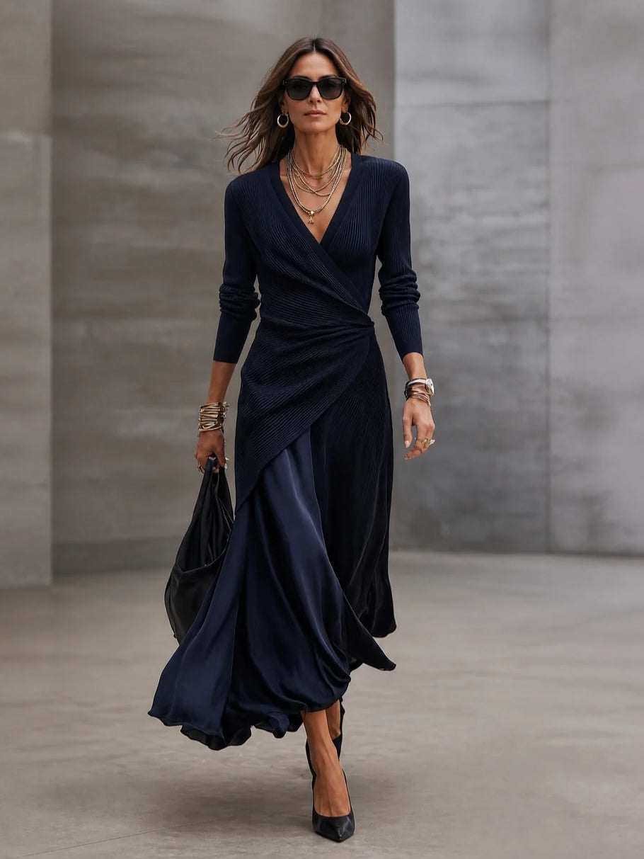 DELPHINE | Robe maxi asymétrique à décolleté en V et empiècements en satin bleu marine