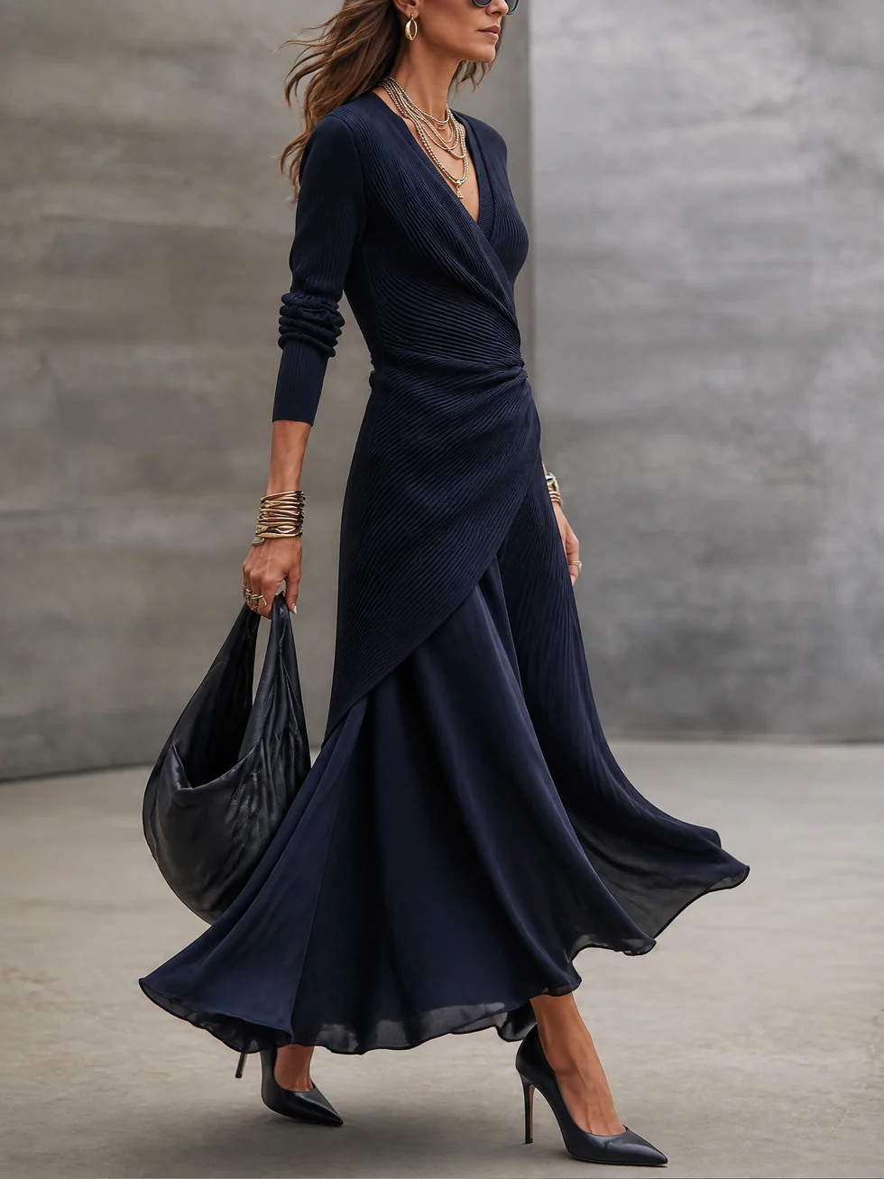 DELPHINE | Robe maxi asymétrique à décolleté en V et empiècements en satin bleu marine