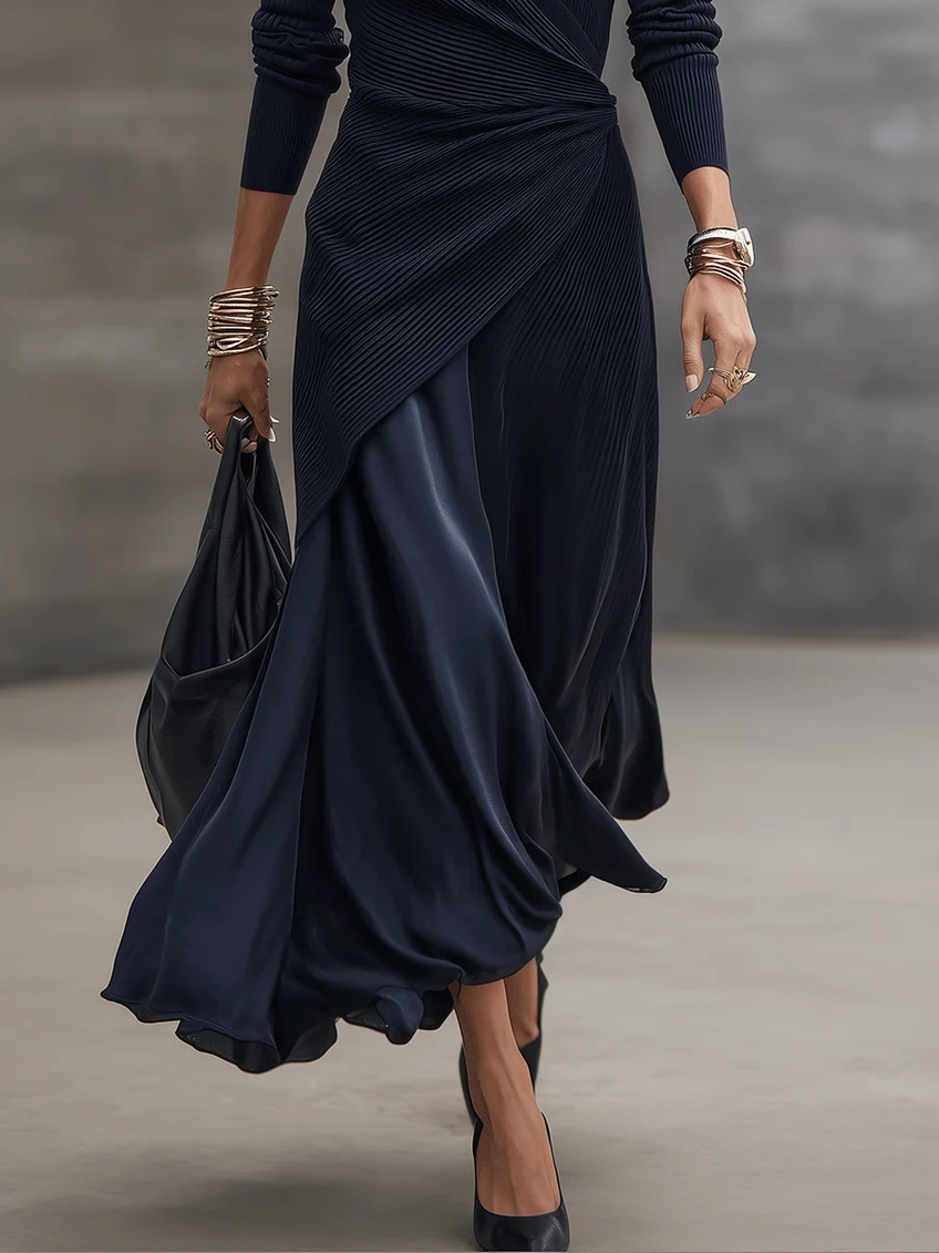 DELPHINE | Robe maxi asymétrique à décolleté en V et empiècements en satin bleu marine