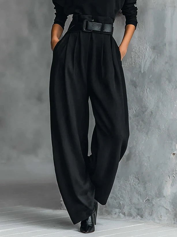 GENEVIÈVE | Ensemble noir à col montant et pantalon droit