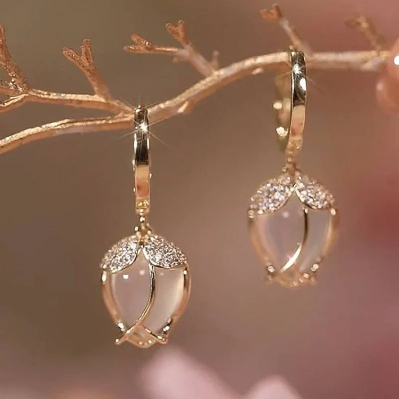Pendientes vintage en forma de tulipán blanco con zirconia cúbica