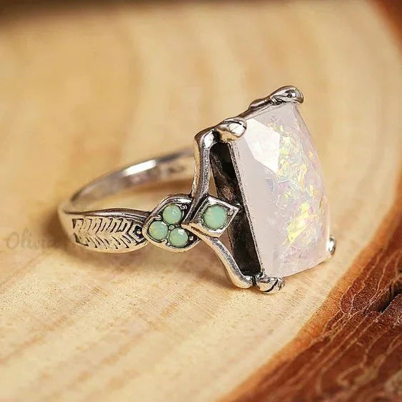Anillo vintage de plata con ópalo luminoso