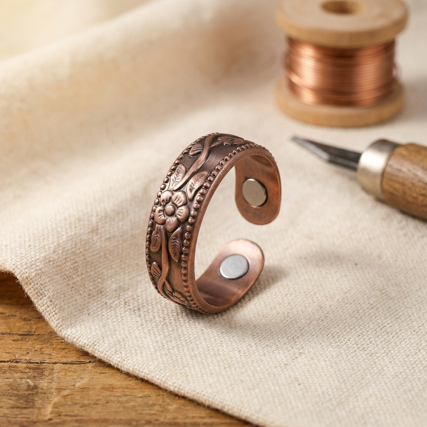 Anillo de cobre con pétalos