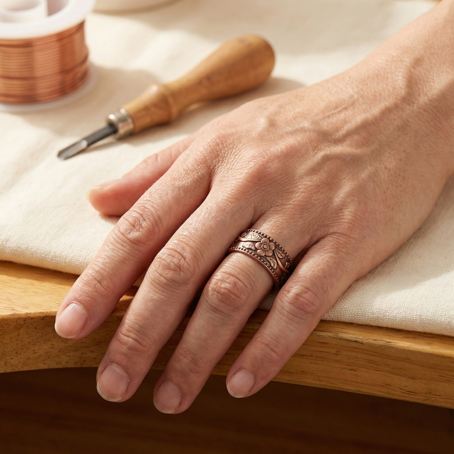 Anillo de cobre con pétalos