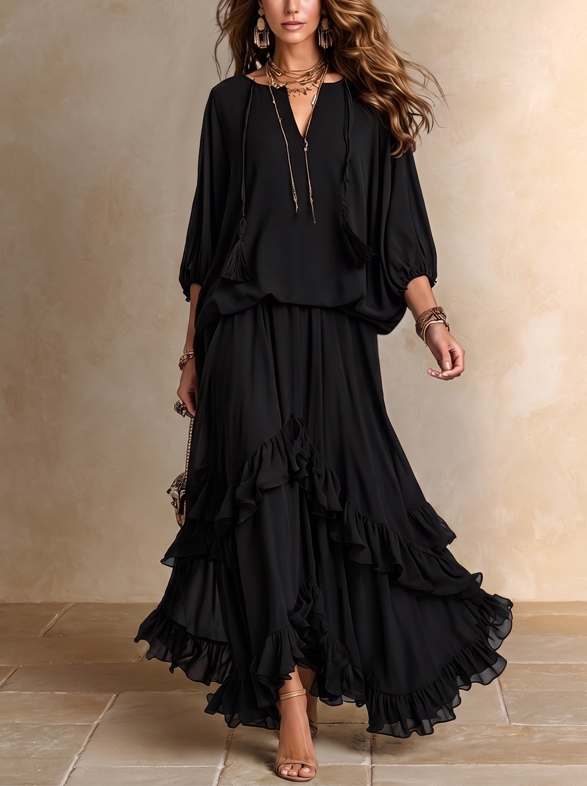 ELVIRE | Ensemble composé d'un top noir en mousseline avec décolleté en V et franges, associé à une jupe à volants superposés