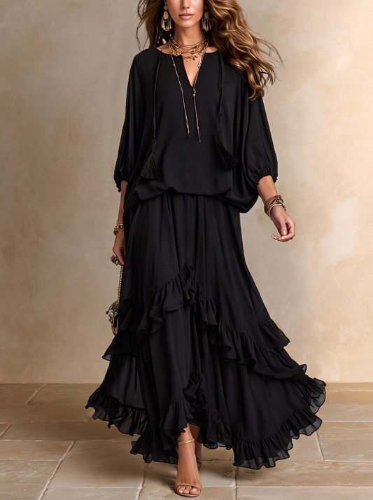 ELVIRE | Ensemble composé d'un top noir en mousseline avec décolleté en V et franges, associé à une jupe à volants superposés