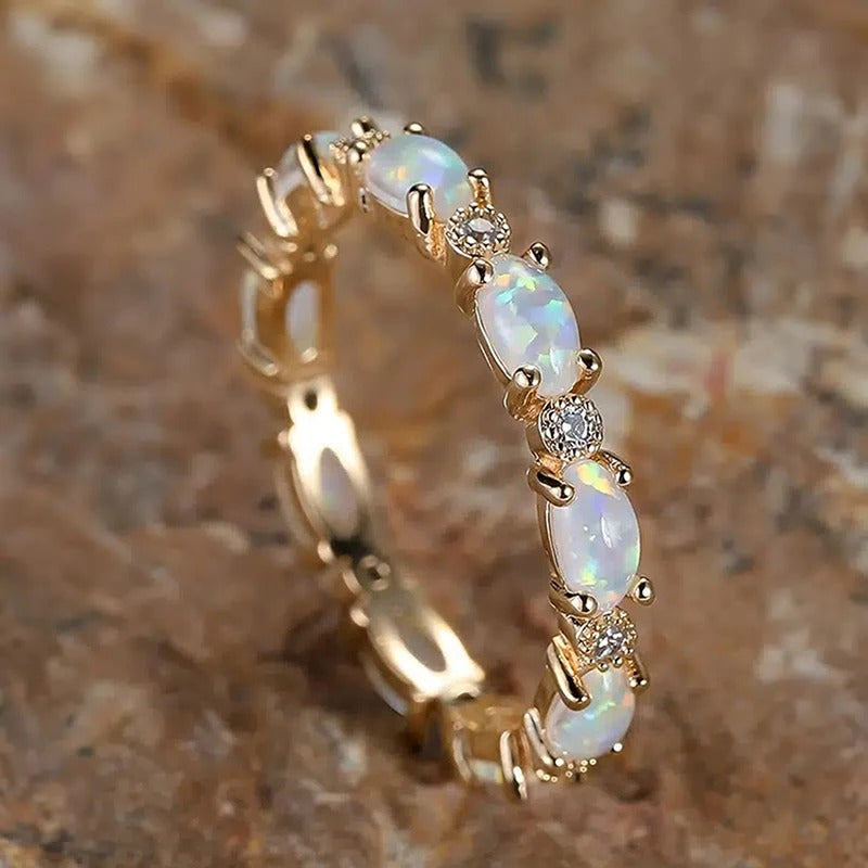 Anillo vintage de oro con ópalo y diseño de eternidad