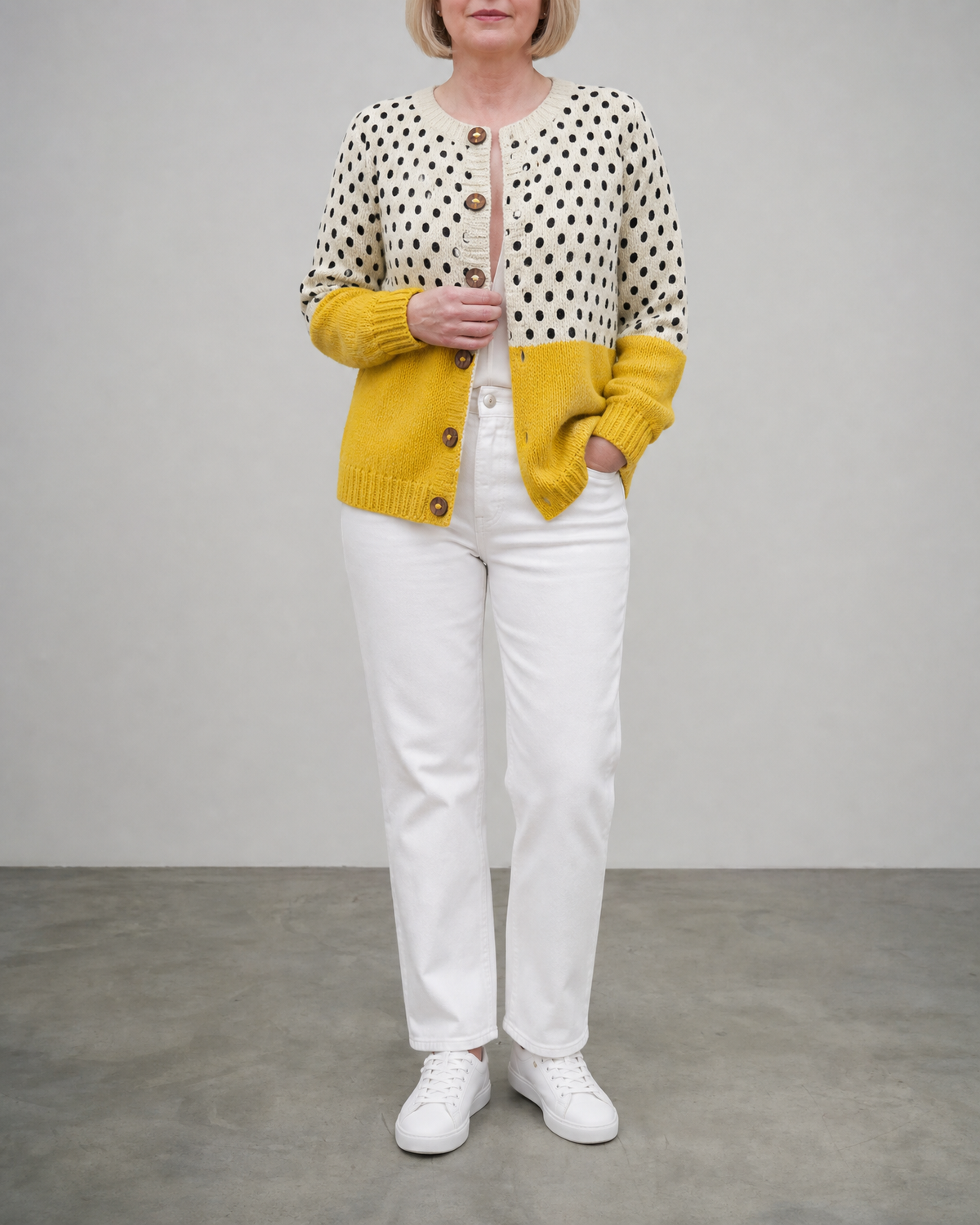 Manon | Cardigan en maille à pois et boutons en bois